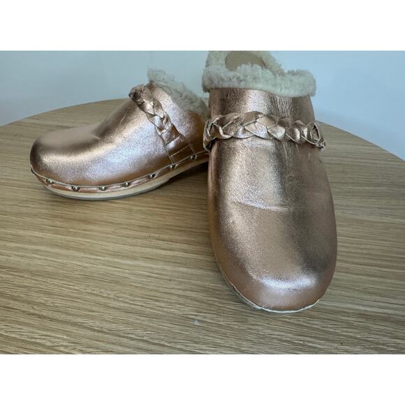 Anthropologie Pilcro Bronze Gold Sherpa Fur Lined Clogs Size 10 Leather Mule - Picture 2 of 7